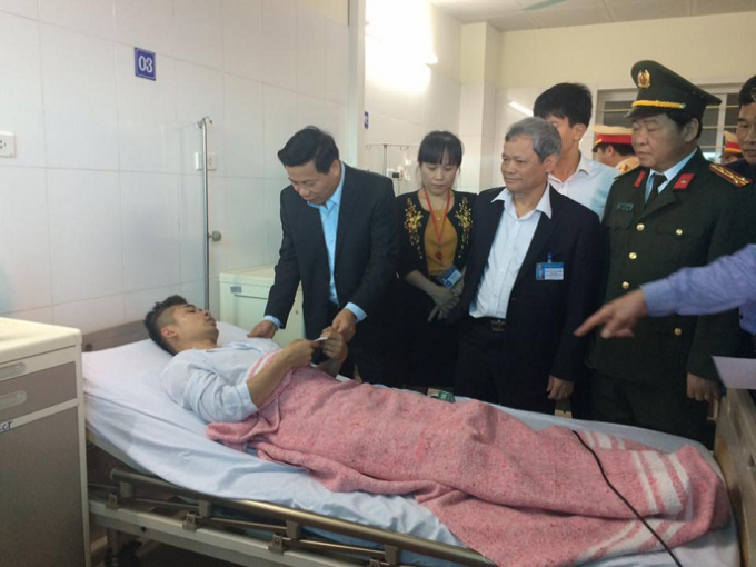 Lạnh đạo UBND tỉnh Bắc Ninh thăm hỏi, động vi&ecirc;n c&aacute;c nạn nh&acirc;n trong vụ nổ đang được điều trị tại bệnh viện.