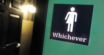 Ông Trump lật ngược chỉ thị về nhà vệ sinh cho người chuyển giới