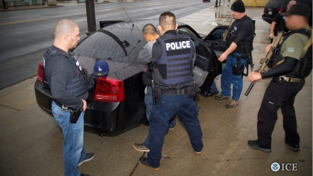Người nhập cư tr&aacute;i ph&eacute;p bị bắt giữ ở Los Angeles, Mỹ. (Ảnh: Reuters)