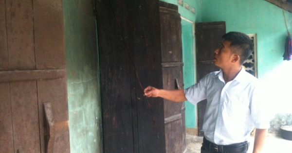 Hà Nội: Bị ném bom xăng vào nhà, người dân hốt hoảng dập lửa trong đêm
