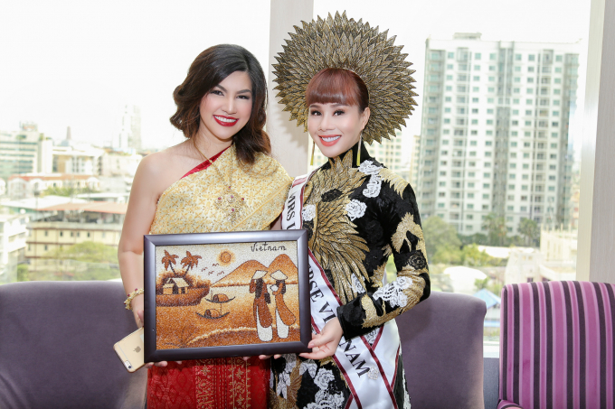 Hoa hậu Hằng Nguyễn tặng tranh gạo cho Mrs International 2016.