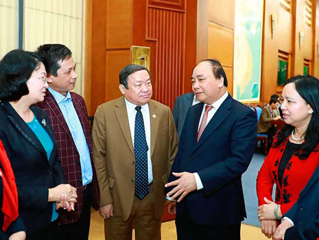 Thủ tướng Nguyễn Xu&acirc;n Ph&uacute;c với c&aacute;c đại biểu tại phi&ecirc;n họp Hội đồng Thi đua - Khen thưởng &nbsp;Trung ương. Ảnh: TTXVN