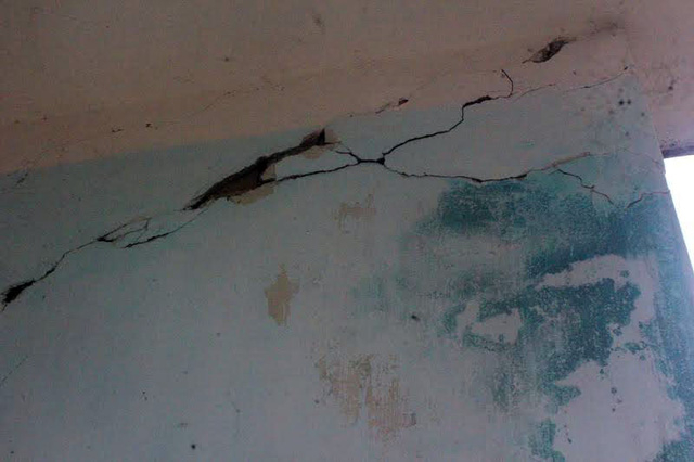 Vết nứt to&aacute;c tr&ecirc;n tường khiến học sinh trường THCS Long Sơn kh&ocirc;ng khỏi lắng.