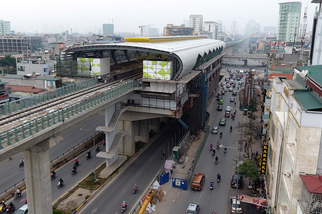 Ga V&agrave;nh đai 3: Điểm giao cắt lớn nhất của tuyến l&agrave; đoạn qua ng&atilde; tư Nguyễn Tr&atilde;i - Nguyễn Xiển - Khuất Duy Tiến, n&uacute;t giao 4 tầng duy nhất tại H&agrave; Nội gồm một đường hầm, một trục giao th&ocirc;ng mặt đất, tuyến đường tr&ecirc;n cao v&agrave;nh đai 3 v&agrave; tr&ecirc;n c&ugrave;ng l&agrave; đường sắt tr&ecirc;n cao.