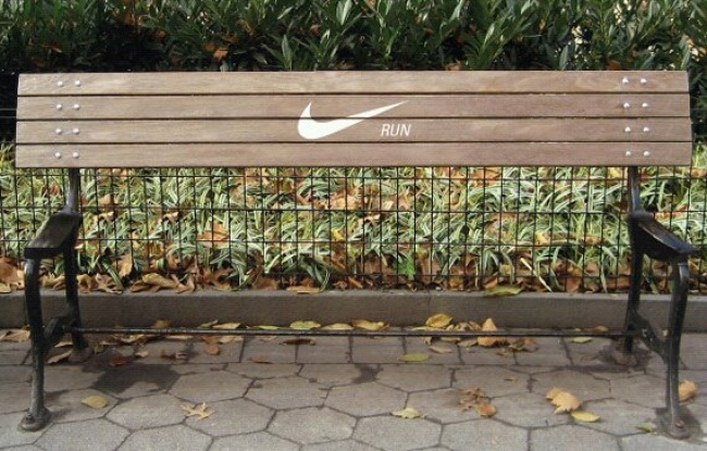 Quảng c&aacute;o của Nike nh&igrave;n đơn giản nhưng khẩu hiệu đằng sau n&oacute; lại v&ocirc; c&ugrave;ng &yacute; nghĩa: &ldquo;Đừng l&atilde;ng ph&iacute; thời gian của bạn nữa, chạy đi&rdquo;.