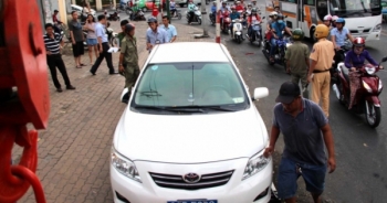 Ôtô biển xanh chiếm vỉa hè Sài Gòn bị cẩu về quận 1 xử lý
