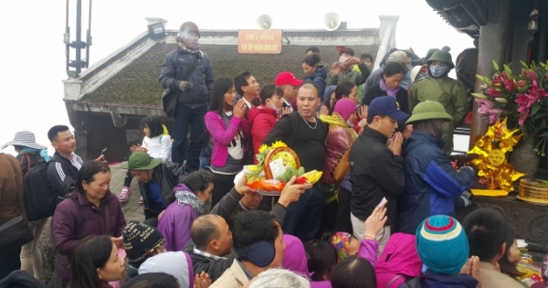 Quảng Ninh: Hàng nghìn người chôn chân dưới cái lạnh để cầu may tại chùa Yên Tử