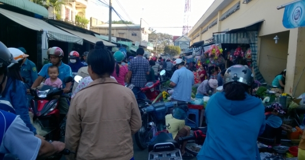 Bình Dương: Chợ và bãi rác cản trở lối đi khu dân cư