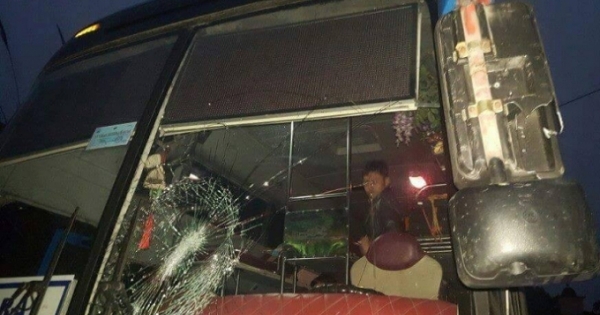 “Côn đồ” chặn đầu xe khách đập phá khiến hàng chục hành khách hoảng sợ