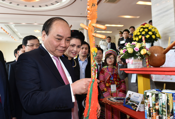 Thủ tướng tham quan sản phẩm truyền thống của tỉnh Tuy&ecirc;n Quang.