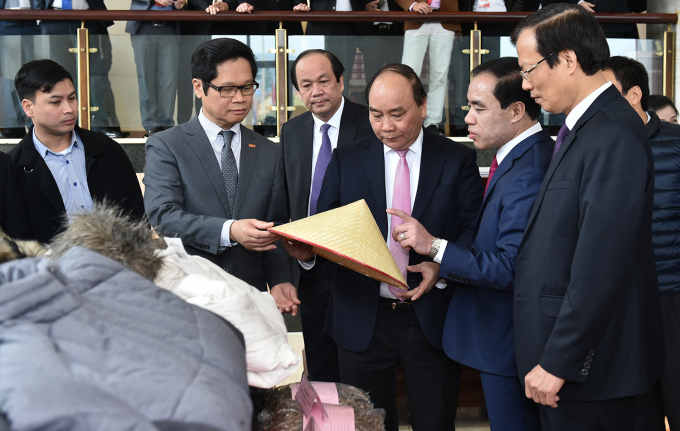 Thủ tướng Nguyễn Xu&acirc;n Ph&uacute;c tham quan một số gian trưng b&agrave;y sản phẩm.