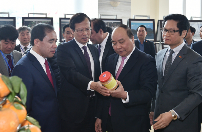 Thủ tướng tham quan sản phẩm n&ocirc;ng sản tỉnh Tuy&ecirc;n Quang.