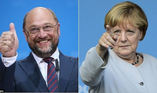 &Ocirc;ng Schulz (tr&aacute;i) được đ&aacute;nh gi&aacute; sẽ l&agrave; đối thủ nặng k&yacute; của b&agrave; Angela Merkel (phải) trong cuộc đua v&agrave;o ghế Thủ tướng Đức.
