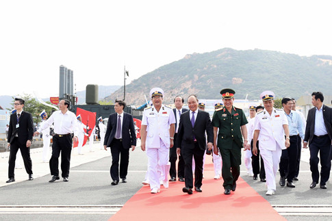 Thủ tướng Nguyễn Xu&acirc;n Ph&uacute;c v&agrave; c&aacute;c đại biểu thăm cảng t&agrave;u ngầm 189