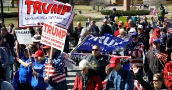 Người Mỹ tuần hành phản đối làn sóng biểu tình "chống Trump"