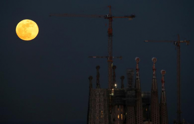Si&ecirc;u trăng xuất hiện tr&ecirc;n bầu trời Barcelona, ​​T&acirc;y Ban Nha.