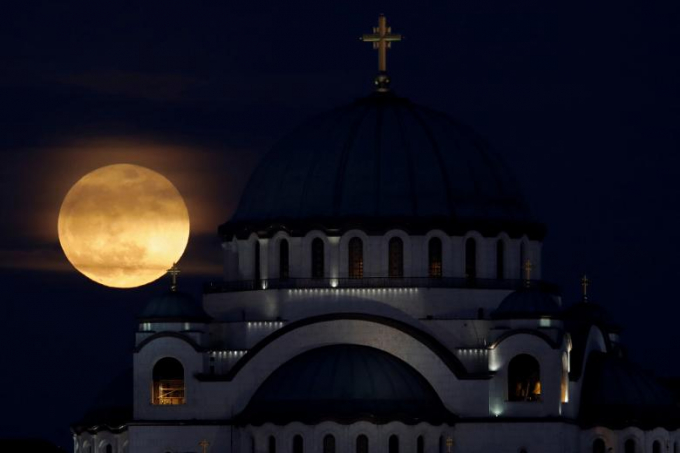 Một trăng tr&ograve;n đầy ph&iacute;a sau đền thờ St. Sava ở Belgrade, Serbia.