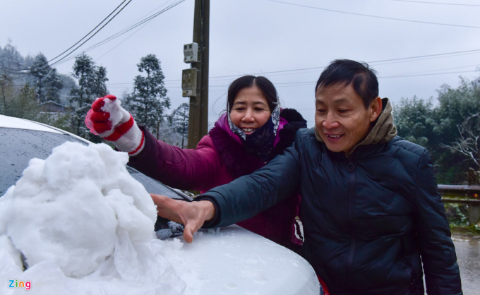 Nhiều người đi từ Lai Ch&acirc;u v&ocirc; t&igrave;nh được chứng kiến cảnh tuyết rơi.