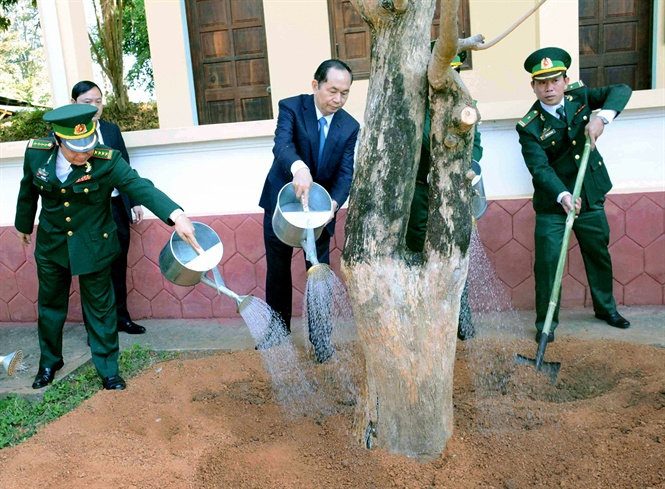 Chủ tịch nước Trần Đại Quang trồng c&acirc;y lưu niệm tại Cửa khẩu Quốc tế Lệ Thanh. ( Ảnh: Mai Trung)