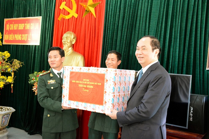 Chủ tịch nước Trần Đại Quang tặng qu&agrave; lưu niệm. (Ảnh: Mai Trung)