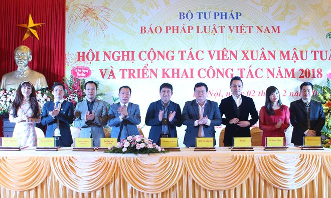 TS. Đào Văn H&ocirc;̣i ký k&ecirc;́t chương trình Chung tay xóa nghèo pháp lu&acirc;̣t với các đ&ocirc;́i tác của Báo.