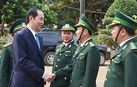Chủ tịch nước Trần Đại Quang thăm đồn bi&ecirc;n ph&ograve;ng Rờ Kơi, thuộc Bộ chỉ huy Bộ đội bi&ecirc;n ph&ograve;ng Kon Tum.