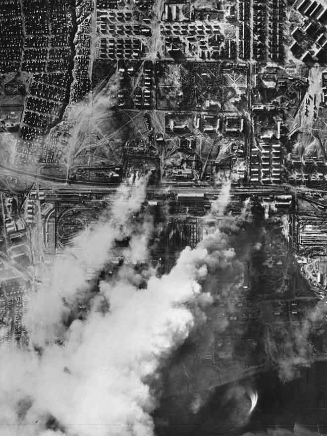Kh&ocirc;ng qu&acirc;n Đức n&eacute;m bom Stalingrad v&agrave;o th&aacute;ng 9.1942.