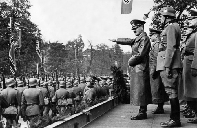 Hitler xem duyệt binh ở Ba Lan năm 1939.