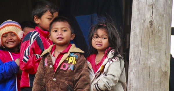 Trẻ vùng cao Quảng Bình gồng mình trong giá rét