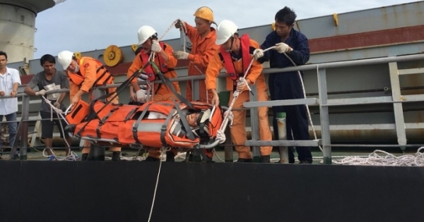 Quảng Ninh: Cứu sống 8 ngư dân trong vụ chìm tàu do sóng lớn