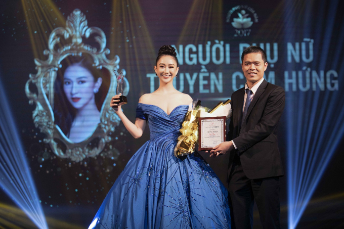 H&agrave; Thu mặc bộ dạ hội thi Miss Earth 2017, được vinh danh Người phụ nữ truyền cảm hứng của năm