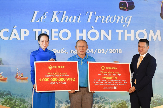 HLV Park đại diện U23 Việt Nam nhận qu&agrave; tặng 1 tỷ đồng v&agrave; voucher nghỉ dưỡng do Sun Group trao tặng.