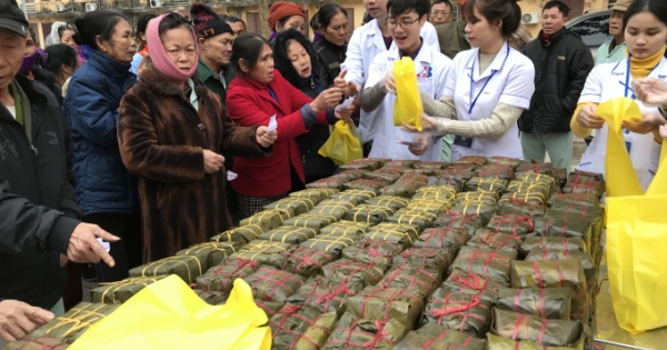 Tặng bánh chưng mang hương tết sớm đến hàng trăm bệnh nhân nghèo tại Nghệ An