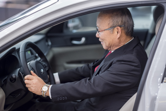 Thaco trao tặng xe Kia Optima cho &ocirc;ng Park Hang Seo