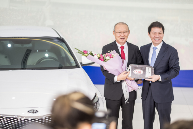 Thaco trao tặng xe Kia Optima cho &ocirc;ng Park Hang Seo