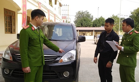 T&agrave;i xế Nguyễn Chung c&ugrave;ng chiếc xe g&acirc;y tai nạn tại cơ quan điều tra. (Ảnh CA Ninh B&igrave;nh).
