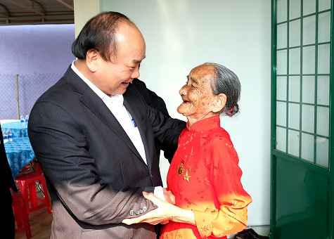 Thủ tướng thăm hỏi, tặng qu&agrave; Mẹ Việt Nam anh h&ugrave;ng Ch&acirc;u Thị Ngh&ecirc;.