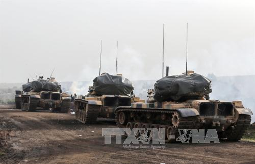 Xe qu&acirc;n sự Thổ Nhĩ Kỳ được triển khai tại Afrin, Syria trong chiến dịch chống c&aacute;c tay s&uacute;ng YPG, ng&agrave;y 22/1. Ảnh: THX/TTXVN