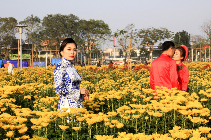 Chỉ trong một thời gian ngắn, chợ hoa xu&acirc;n đ&atilde; nhanh ch&oacute;ng thu h&uacute;t đ&ocirc;ng đảo c&aacute;c bạn trẻ cũng như những cặp đ&ocirc;i đến tham quan v&agrave; chụp ảnh.