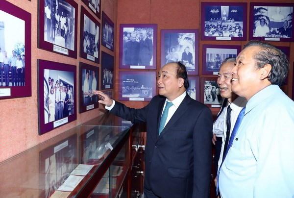 Thủ tướng Nguyễn Xu&acirc;n Ph&uacute;c đến thăm Nh&agrave; tưởng niệm nguy&ecirc;n Quyền Chủ tịch nước, Luật sư Nguyễn Hữu Thọ. (Ảnh: Thống Nhất/TTXVN)