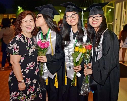 Chị em sinh 3 người Việt đ&atilde; tạo ra dấu ấn tr&ecirc;n đất Mỹ khi trở th&agrave;nh 3 người tốt nghiệp Học viện Evolution với số điểm cao nhất năm 2017.