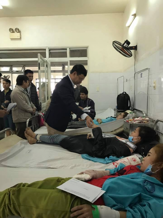 Ph&oacute; chủ tịch UBND TP Đ&agrave; Nẵng Hồ Kỳ Minh thăm hỏi 11 h&agrave;nh kh&aacute;ch bị thương tại bệnh viện.