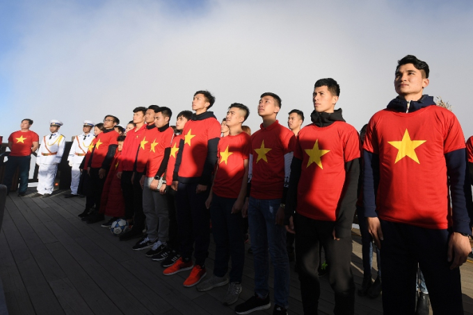 Các cầu thủ U23 Việt Nam và tuyển bóng đá nữ Việt Nam thực hiện nghi thức thượng cờ trên đỉnh Fansipan (11)