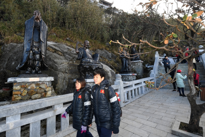 Cầu thủ cùng du khách thăm quan con đường La Hán - nơi hội tụ 18 tượng La Hán bằng đồng cùng những gốc đỗ quyên cổ thụ đẹp nhất Hoàng Liên Sơn (4)