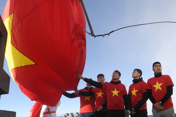 Các cầu thủ U23 Việt Nam và tuyển bóng đá nữ Việt Nam thực hiện nghi thức thượng cờ trên đỉnh Fansipan (21)