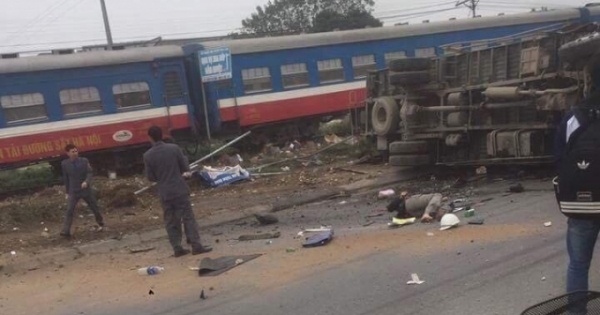Hưng Yên: Xe tải đâm trực diện vào tàu hỏa, tài xế tử vong tại chỗ