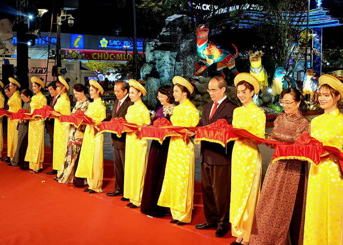 Căt băng khai mạc đường hoa Nguyễn huệ năm 2018.