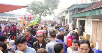 Chen chân đi chợ phiên thuần quê lớn nhất trong năm