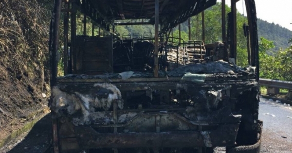 Đà Nẵng: Xe khách bốc cháy trên đèo Hải Vân, 29 hành khách thoát chết