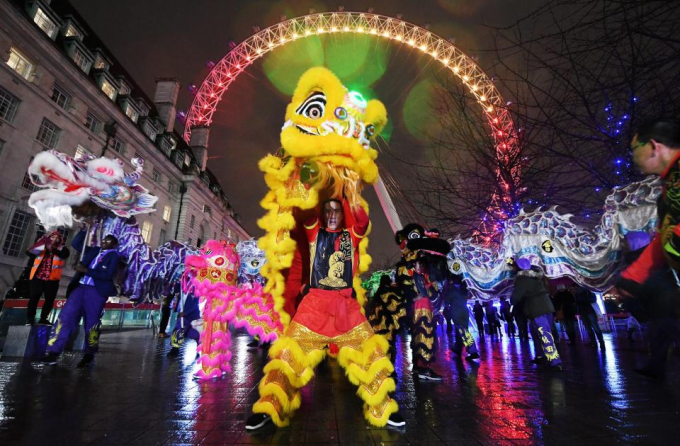 Biểu diễn m&uacute;a sư tử ch&agrave;o đ&oacute;n năm mới tại phố Trung Hoa ở London.